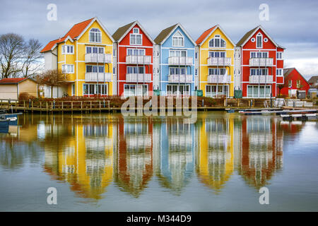 Bunte Häuser am Ufer, Greifswald, Vorpommern-Greifswald, Mecklenburg-Vorpommern, Deutschland Stockfoto