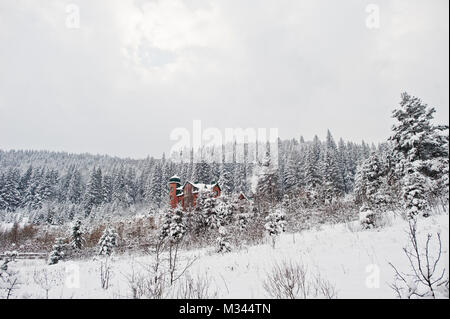 Großes Haus Burg von Pinien Wald durch Schnee bei Karpaten bedeckt. Schöne Winterlandschaften. Frost Art. Stockfoto