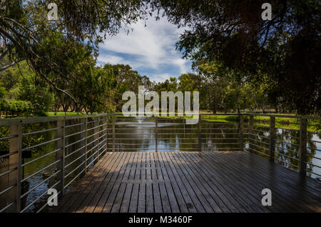 Aussichtsterrasse mit Blick auf See und Springbrunnen, Perth, Western Australia, Australien Stockfoto