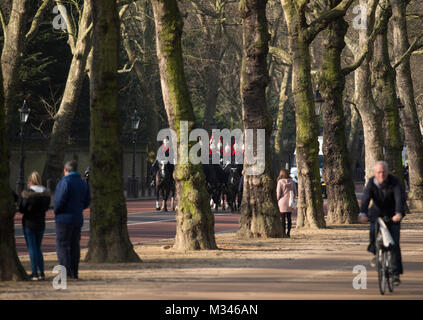 Vom 6. Februar 2018. Sonnigen morgen mit Menschen am Constitution Hill unter einer Überdachung der kahlen Bäumen, London, UK Stockfoto