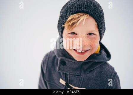 Porträt eines lächelnden jungen Holding a Christmas Wreath Stockfoto