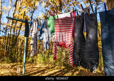 Wäscheständer auf eine Wäscheleine Stockfoto