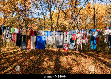 Wäscheständer auf eine Wäscheleine Stockfoto