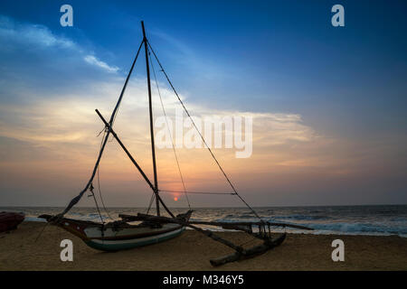 Angeln Boot in der Nähe der Strand von Negombo, Sri Lanka Stockfoto