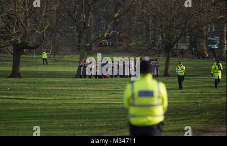 London, 6. Feb 2018. Die Royal Artillery Band bieten Musik vor 41 gun Salute im Green Park, mit der Polizei Sicherheit Cordon. Stockfoto
