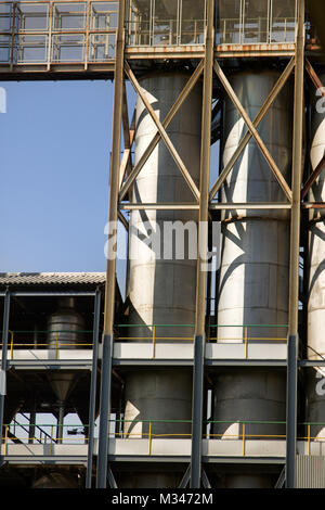 Getreidespeicher von Indien, Kerala. Die steigende Produktion von Getreide, Korn, Aufzug, Getreidesilo, Einheiten, Korn-Trockner Stockfoto