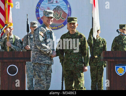 Generalleutnant Stephen R. Lanza, ich Corps kommandierender General, Generalleutnant Koichi Isobe, Östlichen Armee kommandierenden General, folgern die Eröffnungsfeier für Yama Sakura 67, Dez. 8, 2014 auf Lager Asaka, Japan. Yama Sakura ist eine jährliche bi-laterale Kommandostellenübung zwischen Japan und den US-amerikanischen und japanischen Service Mitglieder der Allianz im Laufe des Yama Sakura Stärken von # FIRMA PACOM Stockfoto