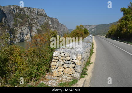 Straße durch die đerdap Canyon auf der Donau Stockfoto