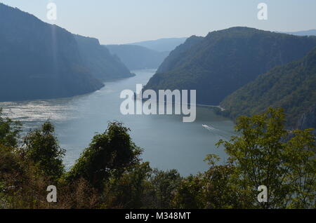 Die đerdap Canyon. Sie können sehen, mraconia Kloster auf dem rechten Ufer der Donau - Dies ist in Rumänien. Am linken Ufer des Flusses ist in Serbien Stockfoto