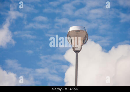 Nahaufnahme des modernen stree Lampe auf Betonboden neben Straße mit blauer Himmel. Stockfoto