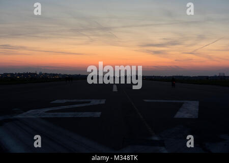 Eine der Landebahnen auf dem Tempelhofer Feld, Berlin 2017. Stockfoto