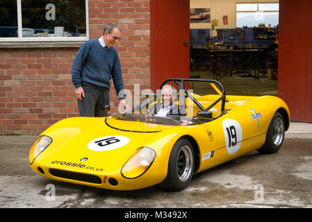 Croosle Auto Firmeninhaber Paul McMorran sittting in Crossle GT Stockfoto