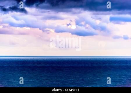 Aqua Sunrise Wasserlandschaft. Eine beruhigende und ruhigen minimalistischen Meereslandschaft mit Schattierungen von Grün, Aqua, Blau und Türkis. Stockfoto