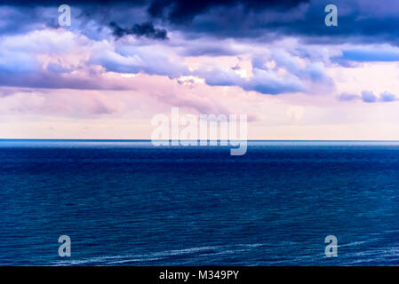 Aqua Sunrise Wasserlandschaft. Eine beruhigende und ruhigen minimalistischen Meereslandschaft mit Schattierungen von Grün, Aqua, Blau und Türkis. Stockfoto