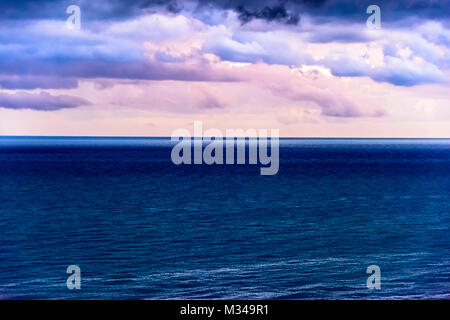 Aqua Sunrise Wasserlandschaft. Eine beruhigende und ruhigen minimalistischen Meereslandschaft mit Schattierungen von Grün, Aqua, Blau und Türkis. Stockfoto