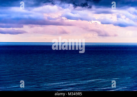 Aqua Sunrise Wasserlandschaft. Eine beruhigende und ruhigen minimalistischen Meereslandschaft mit Schattierungen von Grün, Aqua, Blau und Türkis. Stockfoto