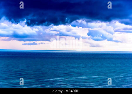 Aqua Sunrise Wasserlandschaft. Eine beruhigende und ruhigen minimalistischen Meereslandschaft mit Schattierungen von Grün, Aqua, Blau und Türkis. Stockfoto