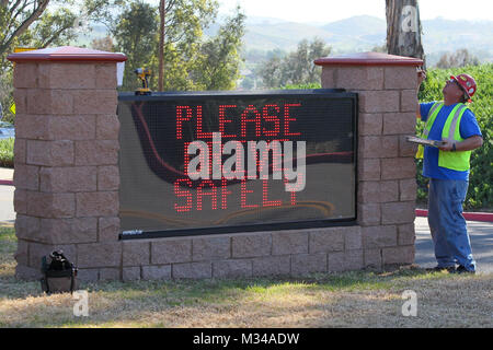 150114-N-HW 977-016 NORCO, Calif (Jan. 14, 2015) ein Arbeitnehmer legt letzte Hand an neues digitales Denkmal am Naval Waffen Station Seal Beach (NWSSB) Loslösung Norco, der Heimat des Naval Surface Warfare Center (NSWC), Corona Division. Das Denkmal anmelden und einen neuen Fahnenmast repräsentieren den letzten Kapital Verbesserungen an NWSSB Loslösung Norco. (U.S. Marine Foto von Greg Vojtko/Freigegeben) 150114-N-HW 977-016 von navsea Corona Stockfoto