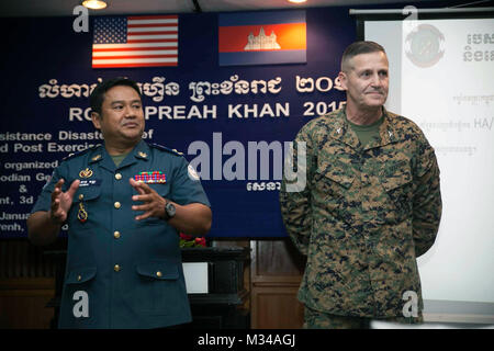 Kambodschanischen Königliche Gendarmerie Brig. Gen. Tat Chantha, Links, und der US-Marine Oberst Edmund J. Bowen sprechen. an die Teilnehmer der Königlichen Preah Khan über ihre Erwartungen und Absichten für die Ausübung Jan. 16 in Phnom Penh, Kambodscha. Royal Preah Khan ist ein simuliertes humanitäre Hilfe und Katastrophenhilfe Übung zur Verbesserung der Reaktionsfähigkeit durch Personal Training konzentriert, Crisis Action Planung, eine post-Befehl übung und Verbesserung der Königlichen Kambodschanischen Streitkräfte und US-Marine Zusammenarbeit. Chantha, von Phnom Penh, Kambodscha, ist der Kommandant der Kombinierten Task Force - Kambodscha für die exe Stockfoto