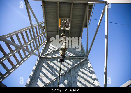 Japan Masse Verteidigung-kraft (JGSDF) Soldaten Verhalten schnell - roping während Hubschrauber Seil Suspension Training während der Übung Iron Fist 2016 an Bord Camp Pendleton, Calif., Feb 1, 2016. Fast roping ist eine spezialisierte insertion Methode, durch die service Mitglieder von einem schwebenden Hubschrauber auf ein Ziel am Boden bewegen, indem Sie ein Seil an den Hubschrauber verankert. Iron Fist 2016 ist eine jährliche bilaterale amphibischen Schulungsveranstaltung zwischen dem USMC und JGSDF. (U.S. Marine Corps Foto von Cpl. Xzavior T. McNeal/Freigegeben) US-amerikanischen und japanischen Kräfte Verhalten Seilaufhängung Training während Übung I Stockfoto