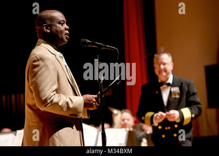 DAYTONA BEACH, Fla. (Feb. 26, 2015) Daytona Beach, Fla., Bürgermeister Derrick Henry liest eine Verkündigung erklärte Feb.26 zur Marine Tag in Daytona Beach werden, bevor eine Leistung durch die US-Marine Band im Peabody Auditorium. Die US-Marine Band tourt Südosten der Vereinigten Staaten, mit Auftritten in 32 Städten. (U.S. Marine Foto von Chief Musiker Adam Grimm/Freigegeben) 150226-N-LC 494-013 von United States Navy Band Stockfoto