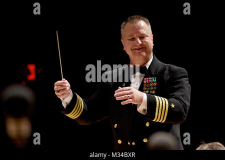 DAYTONA BEACH, Fla. (Feb. 26, 2015) Kapitän Brian O. Walden, von Trenton, S.C., kommandierender Offizier der US-Marine Band, führt die Band während einer Aufführung im Peabody Auditorium in Daytona Beach, Fla. Die US-Marine Band tourt Südosten der Vereinigten Staaten, mit Auftritten in 32 Städten. (U.S. Marine Foto von Chief Musiker Adam Grimm/Freigegeben) 150226-N-LC 494-023 von United States Navy Band Stockfoto