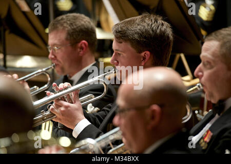 DAYTONA BEACH, Fla. (Feb. 26, 2015) Jake Wiesen, ein Student an der Sea Breeze High School in Daytona Beach, Fla., führt ein Stück mit der US-Navy Band während eines Konzerts im Peabody Auditorium in Daytona Beach, Fla. Die US-Marine Band tourt Südosten der Vereinigten Staaten, mit Auftritten in 32 Städten. (U.S. Marine Foto von Chief Musiker Adam Grimm/Freigegeben) 150226-N-LC 494-133 von United States Navy Band Stockfoto