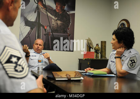 Chief Master Sgt. James Hotaling, command Chief Master Sergeant der Air National Guard, trifft sich mit Chief Master Sergeants Harold Bongiovi, Idaho State command Chief und Tammy Ladley, command Chief Master Sergeant 124 Fighter Wing,, 15. April 2015. Ältere Soldaten Air Guard Mitglieder treffen mit Hotaling zu Soldaten Angelegenheit besprechen. (Air National Guard Foto von Master Sgt. David Eichaker/Freigegeben) Idaho Befehl Leiter besuchen Sie ANG CCM Befehl Leiter der Air National Guard Stockfoto