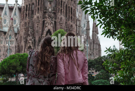 Hübsche junge Mädchen entspannen in der Nähe von künstlichen See und beobachten Sie die Sagrada Familiay Stockfoto