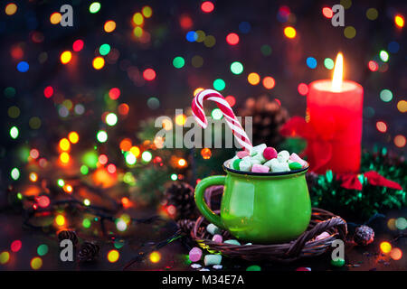 Grüne Tasse heiße Schokolade mit Marshmallows und Candy Cane im Urlaub Hintergrund, Weihnachten Konzept Stockfoto