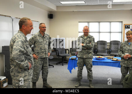 Chief Master Sgt. James Hotaling, command Chief Master Sergeant der Air National Guard, Hosts ein Rathaus mit der Kraft des 185 Luftbetankung Flügel, Sioux City, IA, 3. Mai 2015 eingetragen. (Foto: Master Sgt. David Eichaker/freigegeben) 185 Rathaus durch den Befehl Leiter der Air National Guard Stockfoto