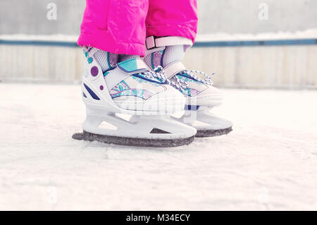 Eiskunstlauf. Kinder weiß Schlittschuhlaufen auf dem Eis. Kinder Winter Sport. Aktivitäten im Freien im Winter. Stockfoto