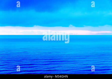 Stilisierte abstrakte Landschaft seascape Sonnenuntergang lange Belichtung mit Wolken unter verschiedenen Schattierungen von Blau, Orange, Gelb und Rot Stockfoto