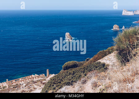 Landschaft mit Blick auf das Meer von Masua und Pan di Zucchero an der Westküste von Sardinien. Italien. Stockfoto