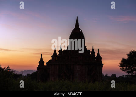 Silhouette der alten Pagode auf sunrise Himmel in Bagan, Myanmar Stockfoto