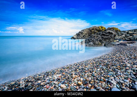 Aqua Sunrise Wasserlandschaft. Eine beruhigende und ruhigen minimalistischen Meereslandschaft mit Schattierungen von Grün, Aqua, Blau und Türkis. Stockfoto