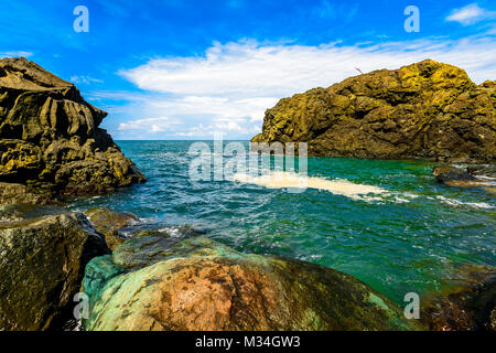 Aqua Sunrise Wasserlandschaft. Eine beruhigende und ruhigen minimalistischen Meereslandschaft mit Schattierungen von Grün, Aqua, Blau und Türkis. Stockfoto