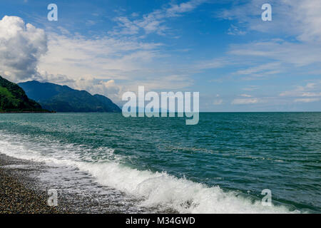 Aqua Sunrise Wasserlandschaft. Eine beruhigende und ruhigen minimalistischen Meereslandschaft mit Schattierungen von Grün, Aqua, Blau und Türkis. Stockfoto