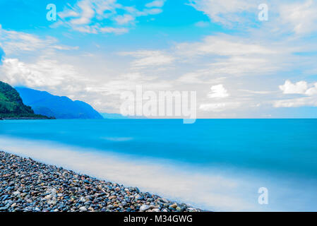 Aqua Sunrise Wasserlandschaft. Eine beruhigende und ruhigen minimalistischen Meereslandschaft mit Schattierungen von Grün, Aqua, Blau und Türkis. Stockfoto