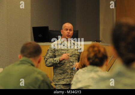 Chief Master Sgt. James Hotaling, command Chief Master Sergeant der Air National Guard, spricht mit squadron Kommandeure während der mittelstufe Kommandeure, Air National Guard Readiness Center, Joint Base Andrews, Maryland, 16. Juni 2015. Hotaling sprach mit kommandeuren über Ausfallsicherheit, Finanzen und Familie Bereitschaft und diskutiert, was die Soldaten Kraft erwartet von squadron Kommandanten. (Air National Guard Foto von Master Sgt. David Eichaker/Freigegeben) Offiziere besuchen Intermediate Kurs durch den Befehl Leiter der Air National Guard Stockfoto