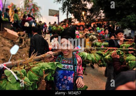 Peking, China. 13 Feb, 2016. Datei Foto am 13.02.2016 zeigt ein Mädchen von Miao ethnische Gruppe mit Lebensmitteln für das Mittagessen in Ma'an Dorf, im Südwesten Chinas Provinz Guizhou. Als Land mit 56 ethnische Gruppen, China entfaltet seinen Charme der Diversifikation während das Frühlingsfest. Spring Festival, oder besser als chinesische Mondjahr genannt, ist das wichtigste Festival für alle Chinesen, die hat eine Geschichte von mehr als 4.000 Jahren. Es ist eine Gelegenheit für zu Hause neues Jahr waren vorbereiten, Feiern, und vor allem, ein Familientreffen. Credit: Zhang Qi/Xinhua/Alamy leben Nachrichten Stockfoto