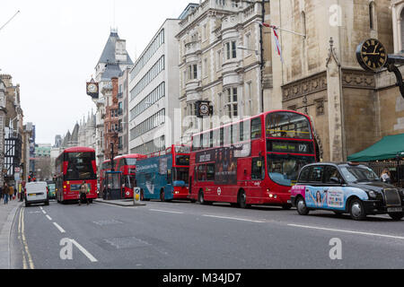 London, Großbritannien. 8. Februar 2018. Stationäre Busse und Verkehr in Fleet Street, London zur Mittagszeit. Verschmutzung durch Verkehr setzt die Hauptstadt zu beeinflussen. Credit: Vickie Flores/Alamy leben Nachrichten Stockfoto