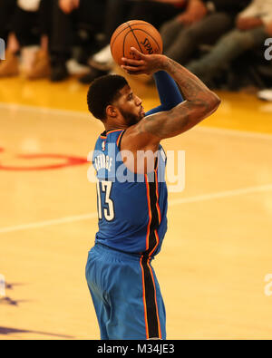 Los Angeles, CA, USA. 8 Feb, 2018. Oklahoma City Thunder, Paul George (13) Schießen während der Oklahoma City Thunder vs Los Angeles Lakers an Staples Center am 8. Februar 2018. (Foto durch Jevone Moore) Credit: Csm/Alamy leben Nachrichten Stockfoto