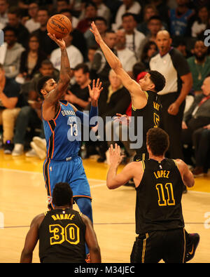 Los Angeles, CA, USA. 8 Feb, 2018. Oklahoma City Thunder, Paul George (13) schießen in die Spur während der Oklahoma City Thunder vs Los Angeles Lakers an Staples Center am 8. Februar 2018. (Foto durch Jevone Moore) Credit: Csm/Alamy leben Nachrichten Stockfoto