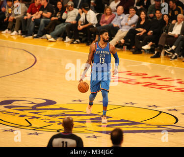 Los Angeles, CA, USA. 8 Feb, 2018. Oklahoma City Thunder, Paul George (13) Dribbling auf der Lakers logo halfcourt während der Oklahoma City Thunder vs Los Angeles Lakers an Staples Center am 8. Februar 2018. (Foto durch Jevone Moore) Credit: Csm/Alamy leben Nachrichten Stockfoto