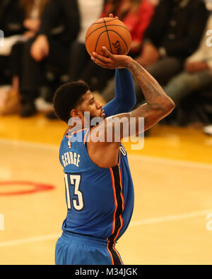 Los Angeles, CA, USA. 8 Feb, 2018. Oklahoma City Thunder, Paul George (13) schießen ein überbrückungskabel während der Oklahoma City Thunder vs Los Angeles Lakers an Staples Center am 8. Februar 2018. (Foto durch Jevone Moore) Credit: Csm/Alamy leben Nachrichten Stockfoto