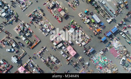 Binzhou, Binzhou, China. 8 Feb, 2018. Binzhou, CHINA - 8. Februar 2018: Luftaufnahmen der Markt vor dem Frühlingsfest in Binzhou, der ostchinesischen Provinz Shandong. Credit: SIPA Asien/ZUMA Draht/Alamy leben Nachrichten Stockfoto