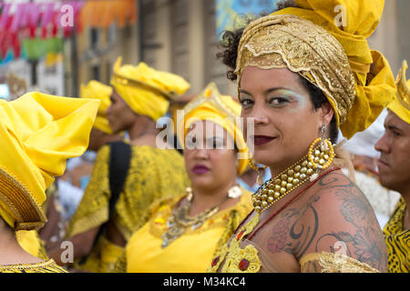 Recife, Brasilien - Februar 8th, 2018 Anfang der Feier der Karneval in Recife, nur einen Tag vor der offiziellen Tag am Freitag 9. Die Comparsas und Tänzer Paraden von Av Rio Branco auf der Bühne am Wasser. Credit: Ruben Ramos/Alamy Leben Nachrichten. Stockfoto