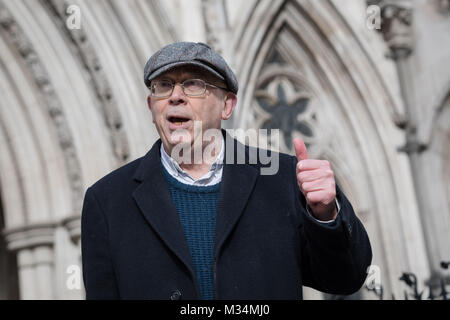 London, Großbritannien. 8. Februar 2018. Class war Gründer und Veteran Anarchist, Ian Knochen sprechen außerhalb der High Court in London, nach seinem Fall gewinnen. Die Qatari royal Inhaber der Shard, über Management Firma Teighmore beschränkt, suchte ein hohes Gericht einstweilige Anordnung zu Protesten gegen leere Gehäuse von Veteran anarchistischen Gründer und Führer Ian Knochen, 70, der Kampagne Gruppe Zeitung Klasse Krieg führte, zu verhindern: Vickie Flores/Alamy leben Nachrichten Stockfoto