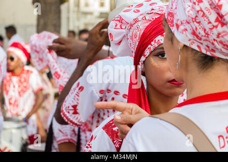 Recife, Brasilien - Februar 8th, 2018 Anfang der Feier der Karneval in Recife nur einen Tag vor der offiziellen Tag am Freitag 9. Die Comparsas und Tänzer Paraden von Av Rio Branco auf der Bühne am Wasser. Credit: Ruben Ramos/Alamy Leben Nachrichten. Stockfoto